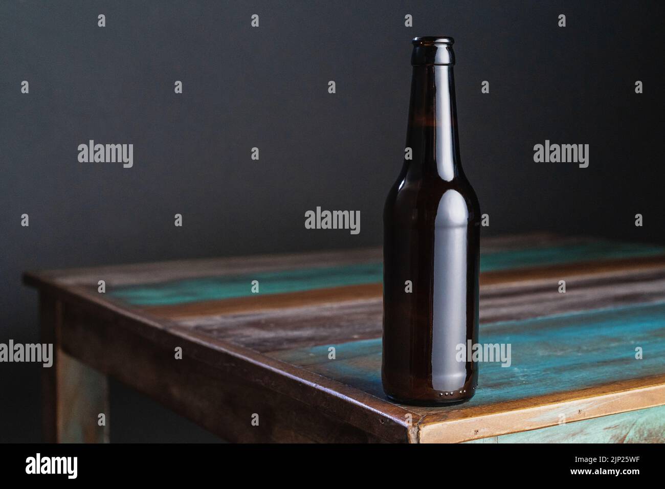 table en bois, bouteille de bière, tables en bois, bouteilles de bière Banque D'Images