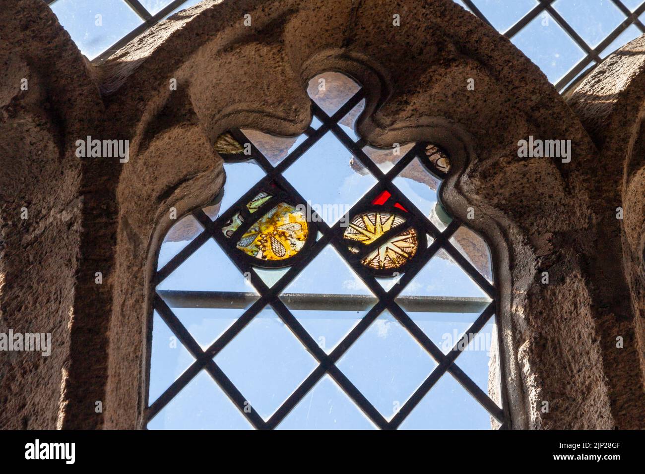 Vitraux montrant le symbole Yorkiste Sunne in Splendor, Église St Matthew, Coldridge, Devon, Royaume-Uni Banque D'Images