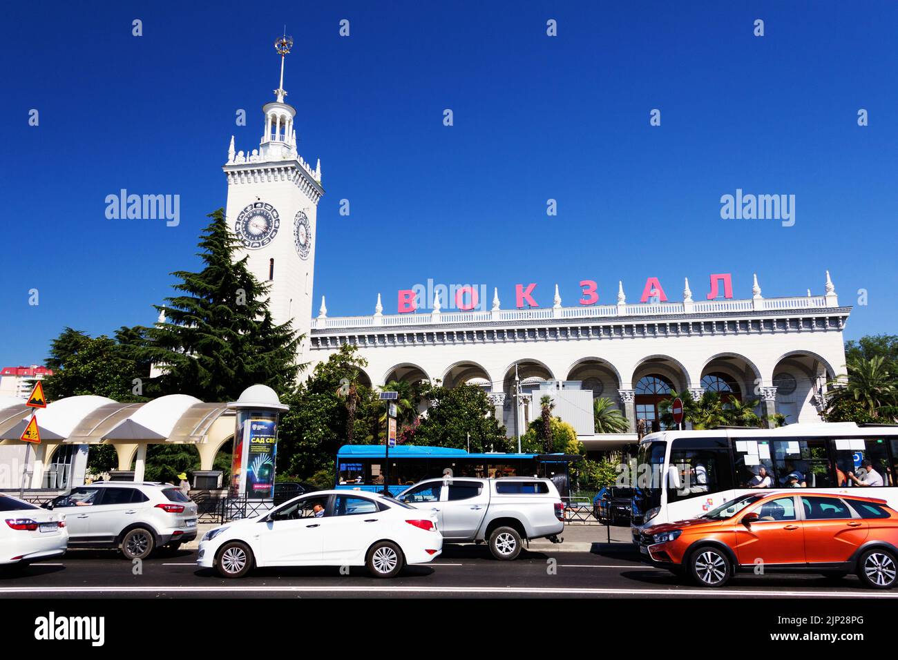 Russie, région de Krasnodar, Sotchi, 19 juillet 2021: Circulation et vue de la gare. Banque D'Images