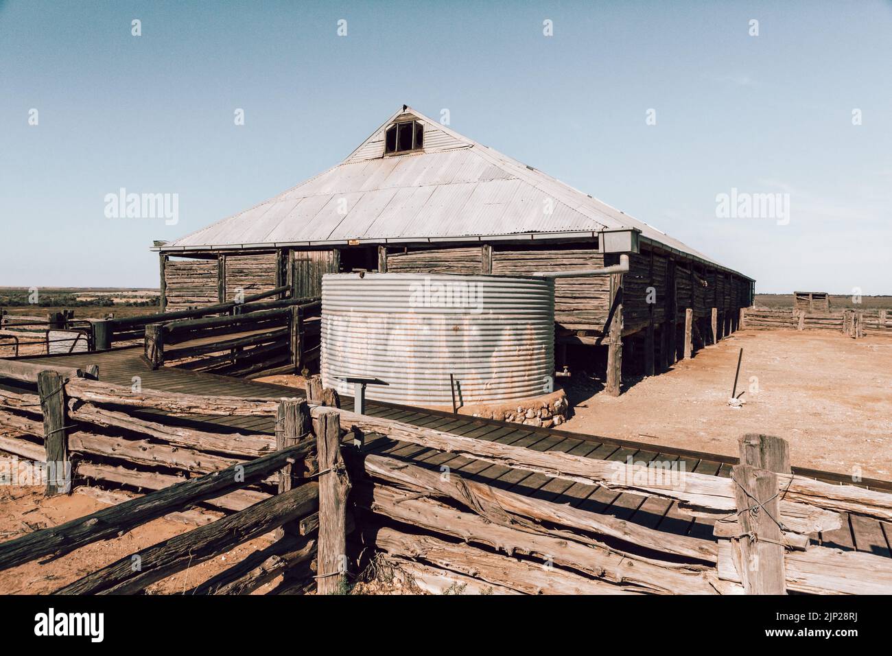 Hangar de cisaillement et corrals dans l'Outback de l'Australie Banque D'Images