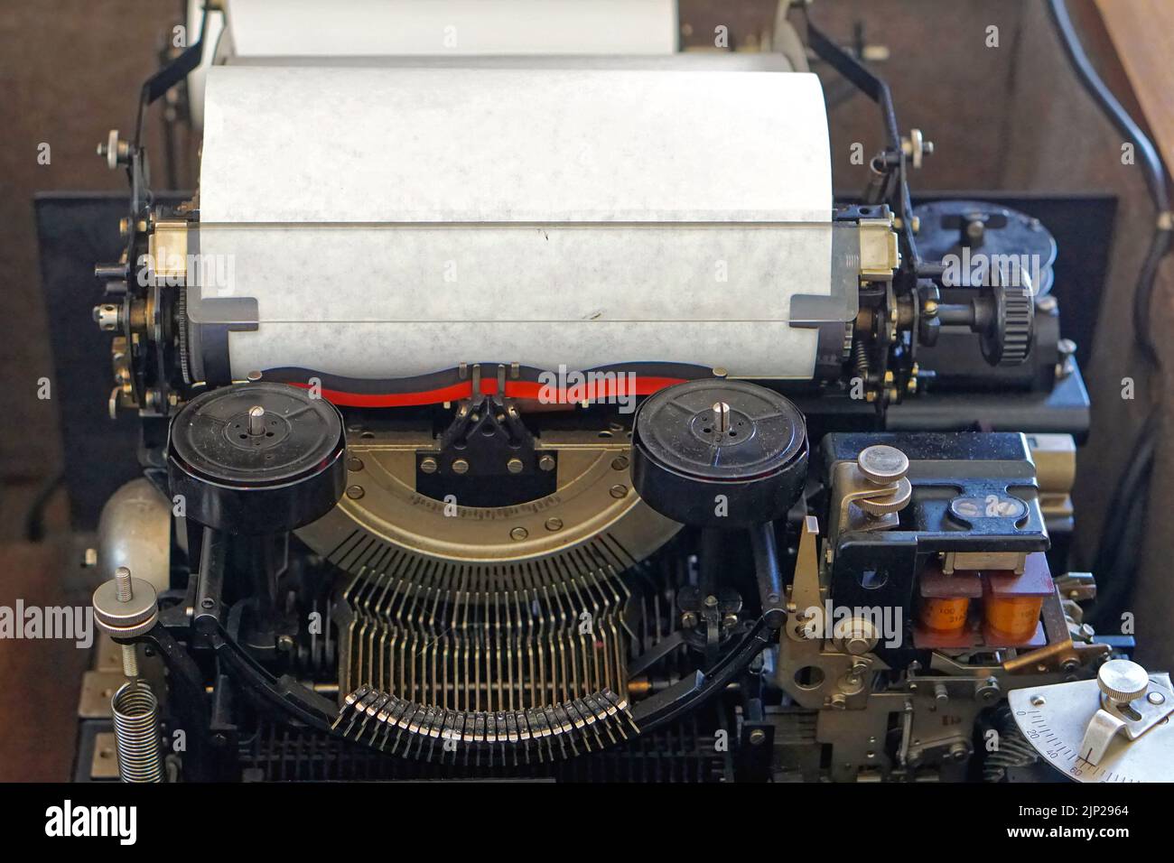 Rouleau de papier vierge en mode de communication automatique avec la machine à écrire Banque D'Images