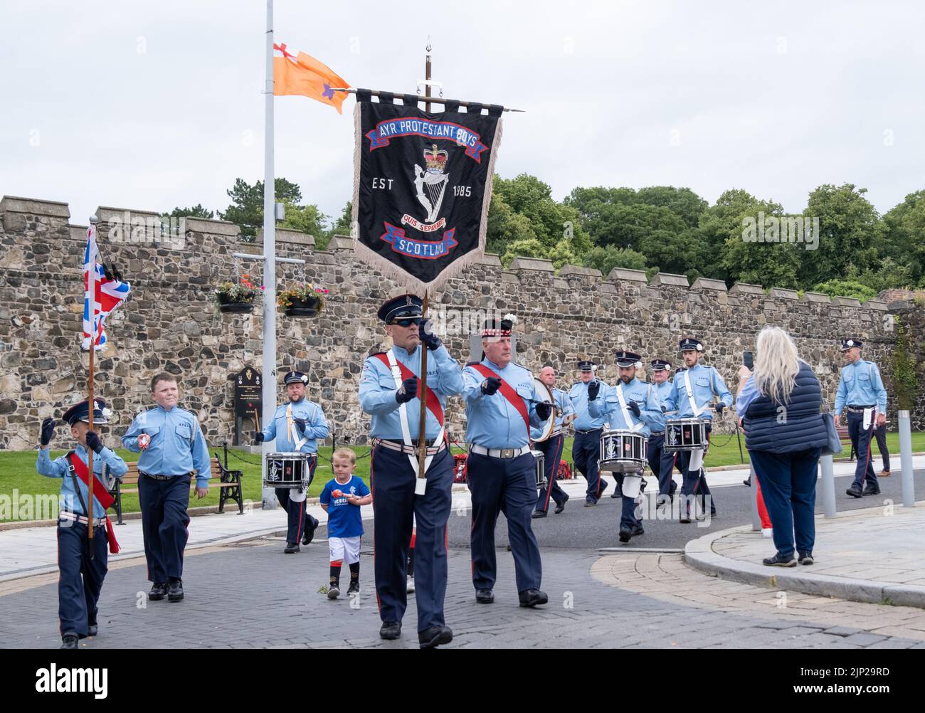 Antrim, 12th juillet 2022, Royaume-Uni. Ayr Protestant Boys Flute Band d'Écosse en parding loin du mémorial de guerre d'Antrim pendant la douzième celebr de l'ordre d'Orange Banque D'Images