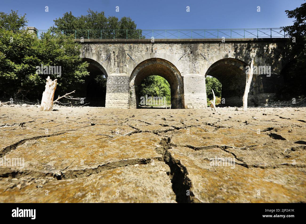 La sécheresse a transformé la rivière Gardon en un ORD saharien. L'Organisation météorologique mondiale a annoncé mardi, 9 août 2022, que le 2022 juillet avait été l'un des trois juillet les plus chauds jamais enregistrés dans le monde. Le Gard est à nouveau sur la vigilance orange des vagues de chaleur en raison des températures élevées enregistrées. Les 40 degrés pourraient être à nouveau dépassés en août à Nîmes. Cette nouvelle vague de chaleur fait suite à un mois de juillet déjà très chaud et très sec. Selon Météo France 'il était plus chaud à Nîmes qu'au Caire en juillet avec des températures maximales moyennes de 36 degrés'.Anduze, France sur 13 août 2022.Phot Banque D'Images
