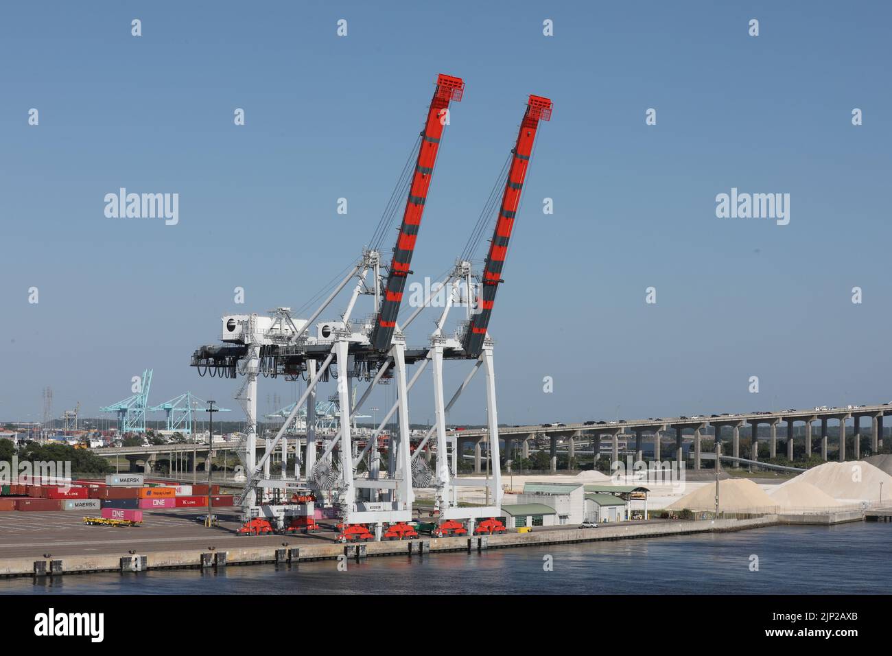 Voir terminal de navire de cargaison, grue de déchargement terminal de navire de cargaison, vue aérienne port industriel avec conteneurs et navire de conteneurs. Banque D'Images