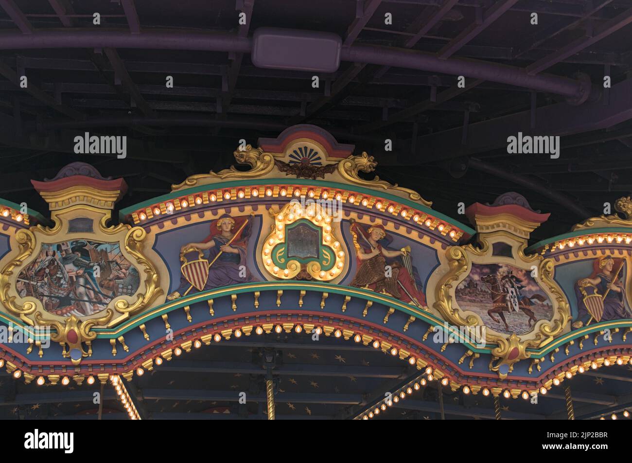 Un gros plan de la partie lumière supérieure du carrousel Lancelot à Disneyland pairs, France Banque D'Images