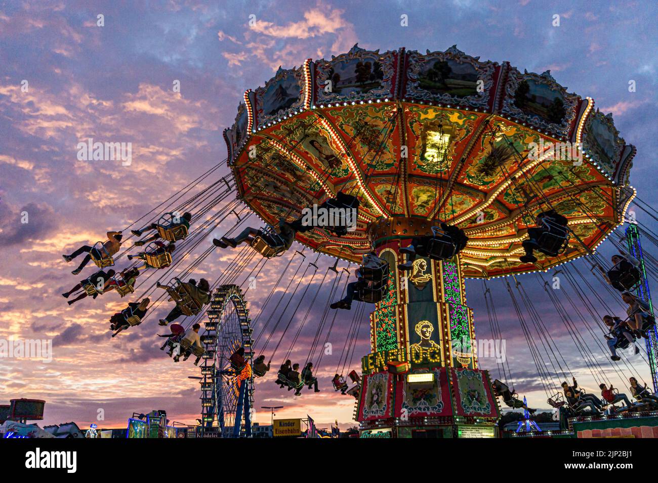 Carrousel à chaînes et grande roue à l'Oktoberfest de Munich, en Allemagne Banque D'Images