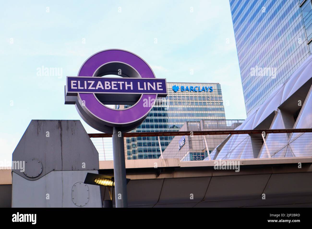 Vue sur le panneau Elizabeth Line à l'entrée de la station de métro Canary Wharf Banque D'Images