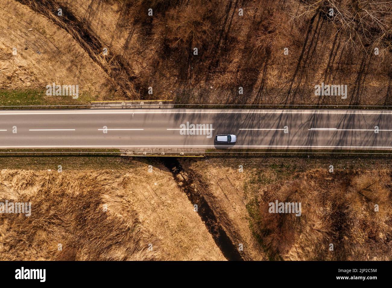 Conduite dans une voiture le long de l'autoroute à travers non-urbain paysage de la saison d'automne, prise aérienne de drone pov directement au-dessus Banque D'Images