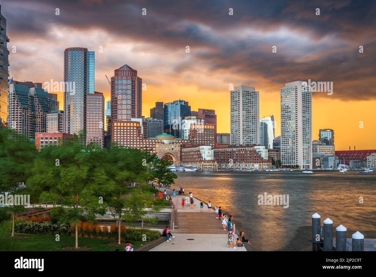 Boston, Massachusetts, États-Unis, vue d'ensemble du centre-ville et jetée à la tombée de la nuit. Banque D'Images