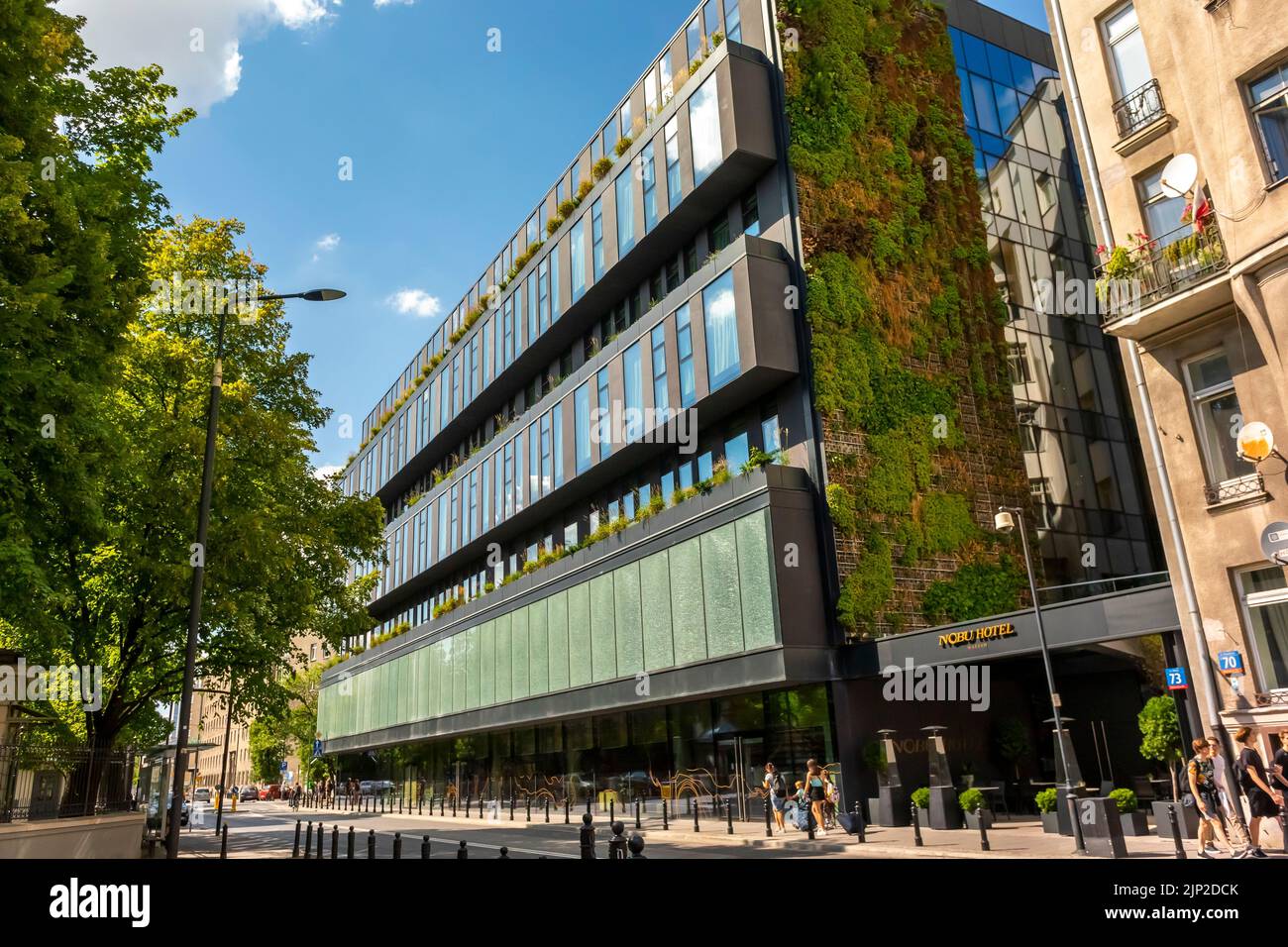 Varsovie, Pologne, extérieur de l'architecture moderne Bâtiment en verre, Hôtel de luxe, Nobu Hôtel Varsovie, scène de rue, architecture et changement climatique Banque D'Images