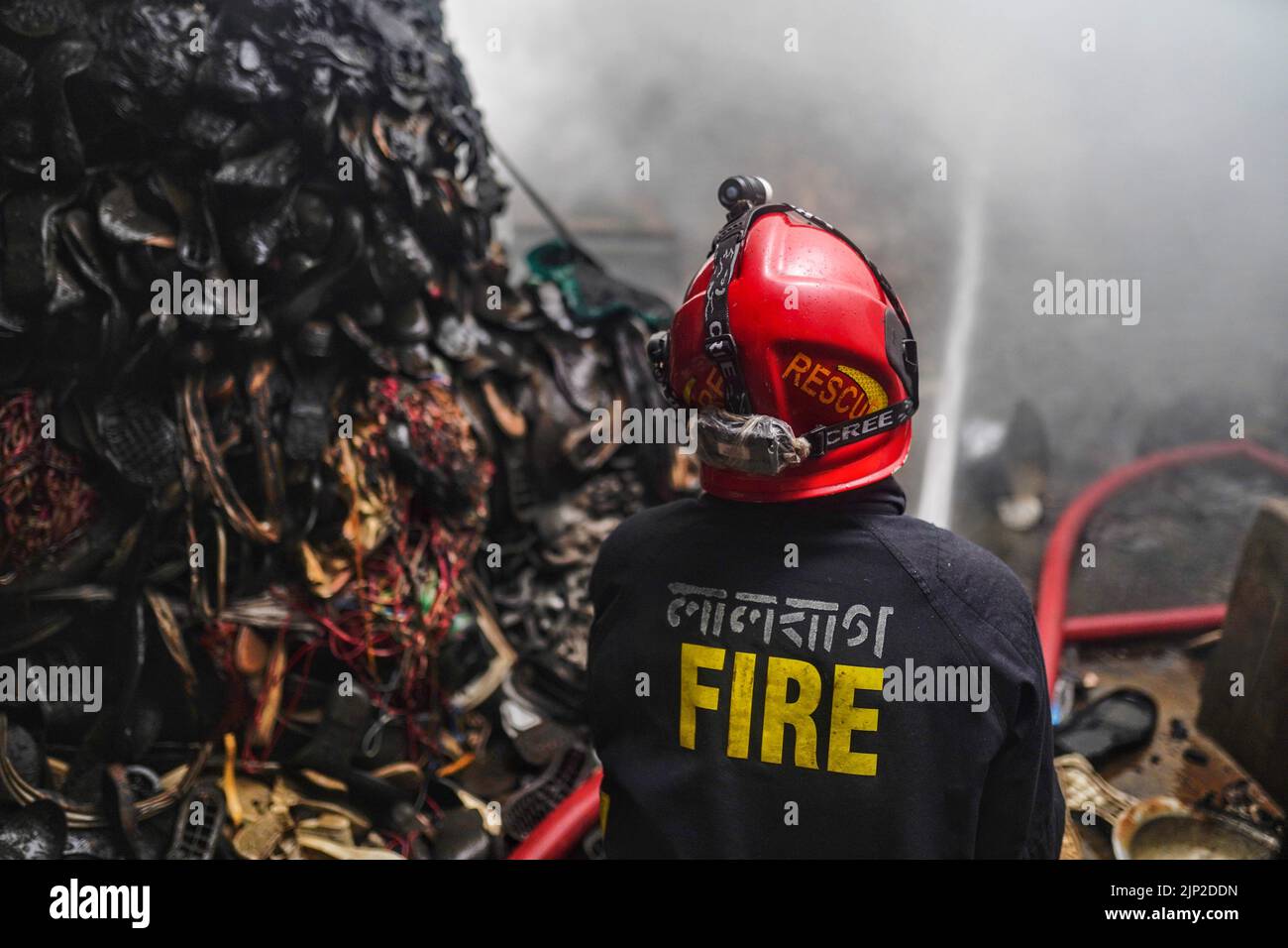 Dhakas, Bangladesh. 15th août 2022. Un pompier tente d'éteindre un incendie à l'intérieur du bâtiment dans une usine de plastique. Six personnes sont mortes dans un incendie qui a éclaté dans une usine de plastique de la région de Chawkazar à Dhaka. Tous les six étaient des travailleurs dans un hôtel situé juste en dessous de l'usine. Le service d'incendie indique que l'incendie provient de la bouteille d'un hôtel situé au rez-de-chaussée du troisième bâtiment étagé. Crédit : SOPA Images Limited/Alamy Live News Banque D'Images