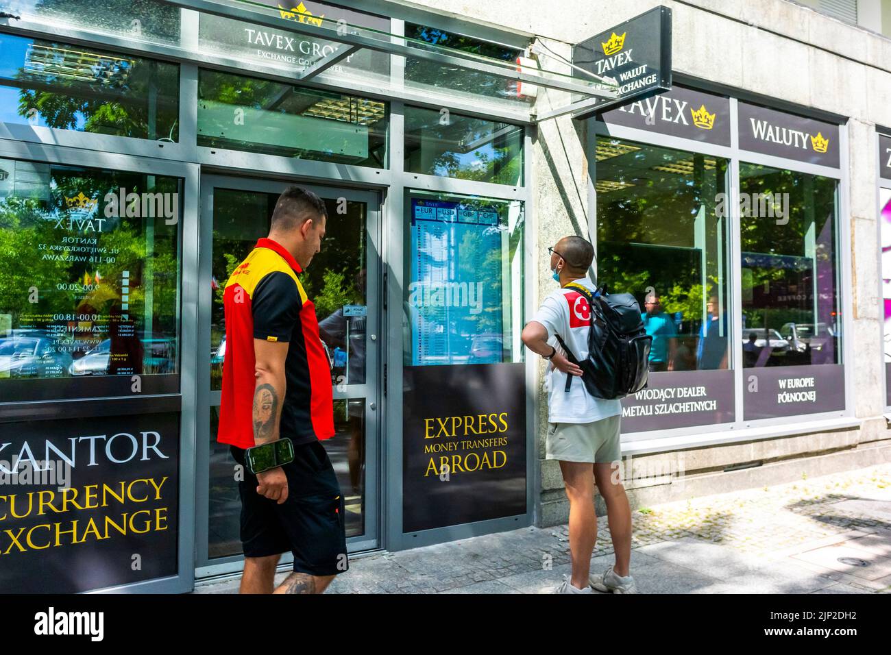 Varsovie, Pologne, avant du magasin, hommes en attente Outisde Bureau de change, Tavex Banque D'Images