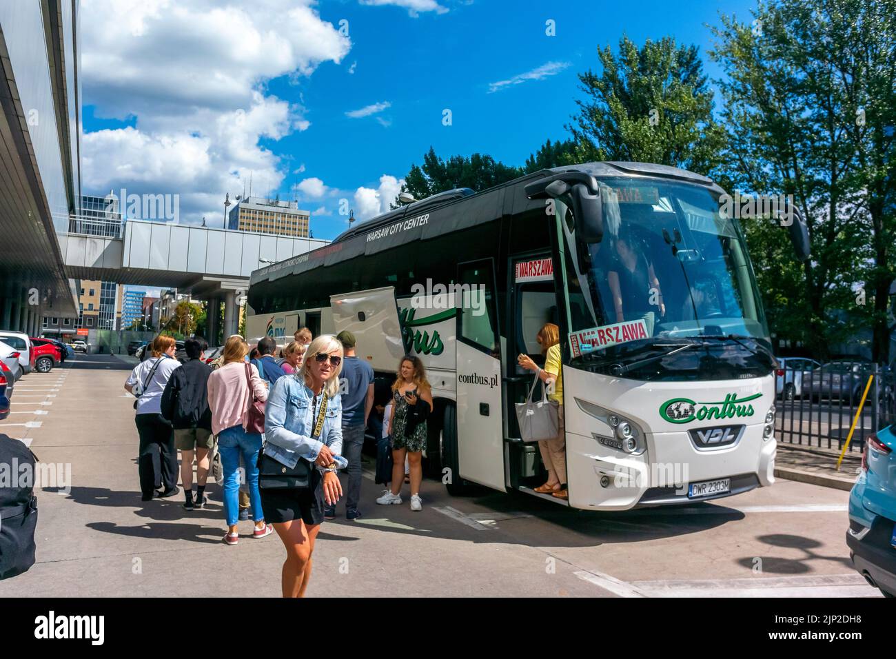 Varsovie, Pologne, touristes de groupe, descendre, bus touristique de l'aéroport de Modlin, dans le centre ville, Voyage à bas prix Banque D'Images