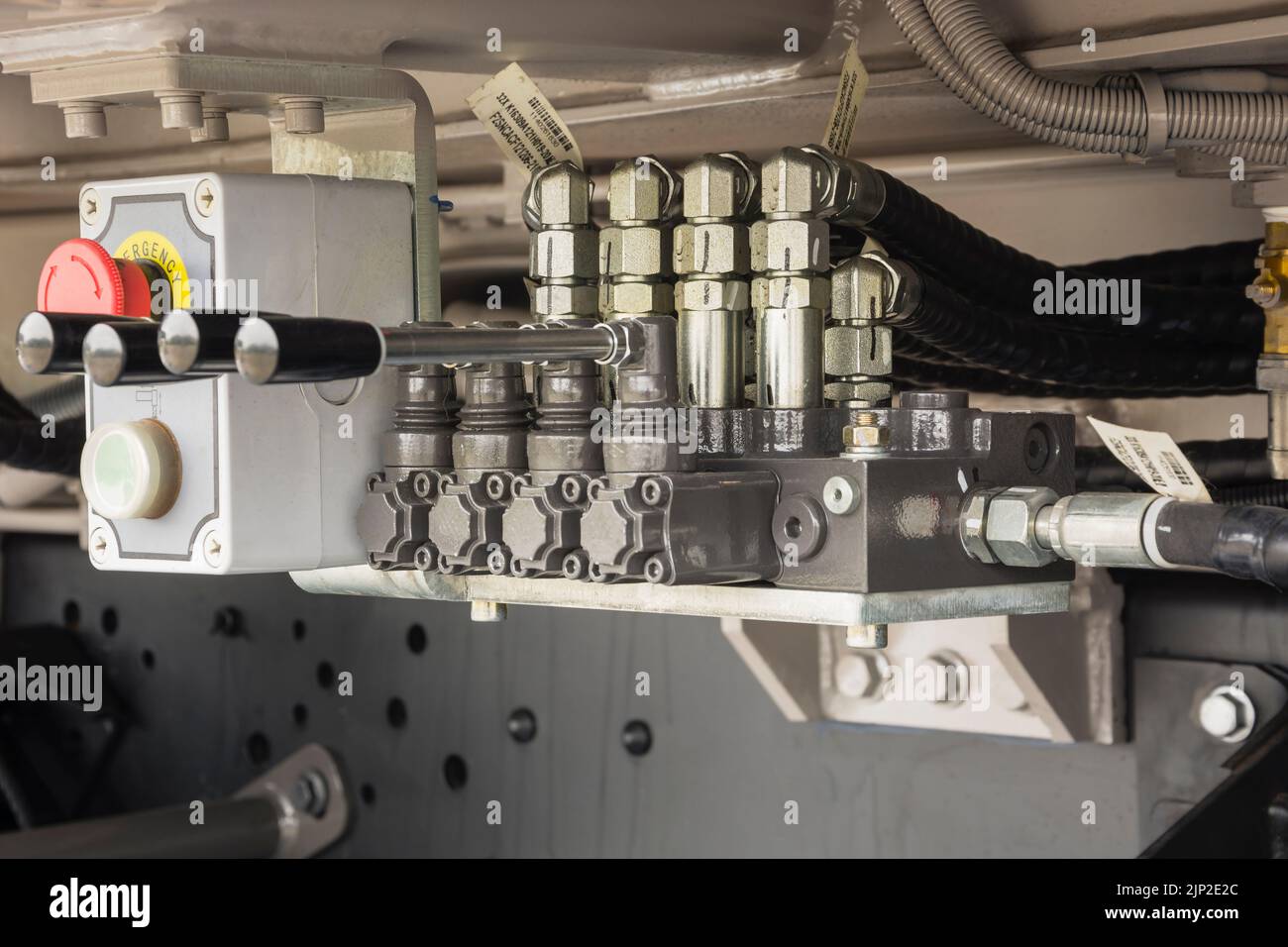 Détail d'un mécanisme de commande hydraulique d'un chariot à pompe à béton. Banque D'Images