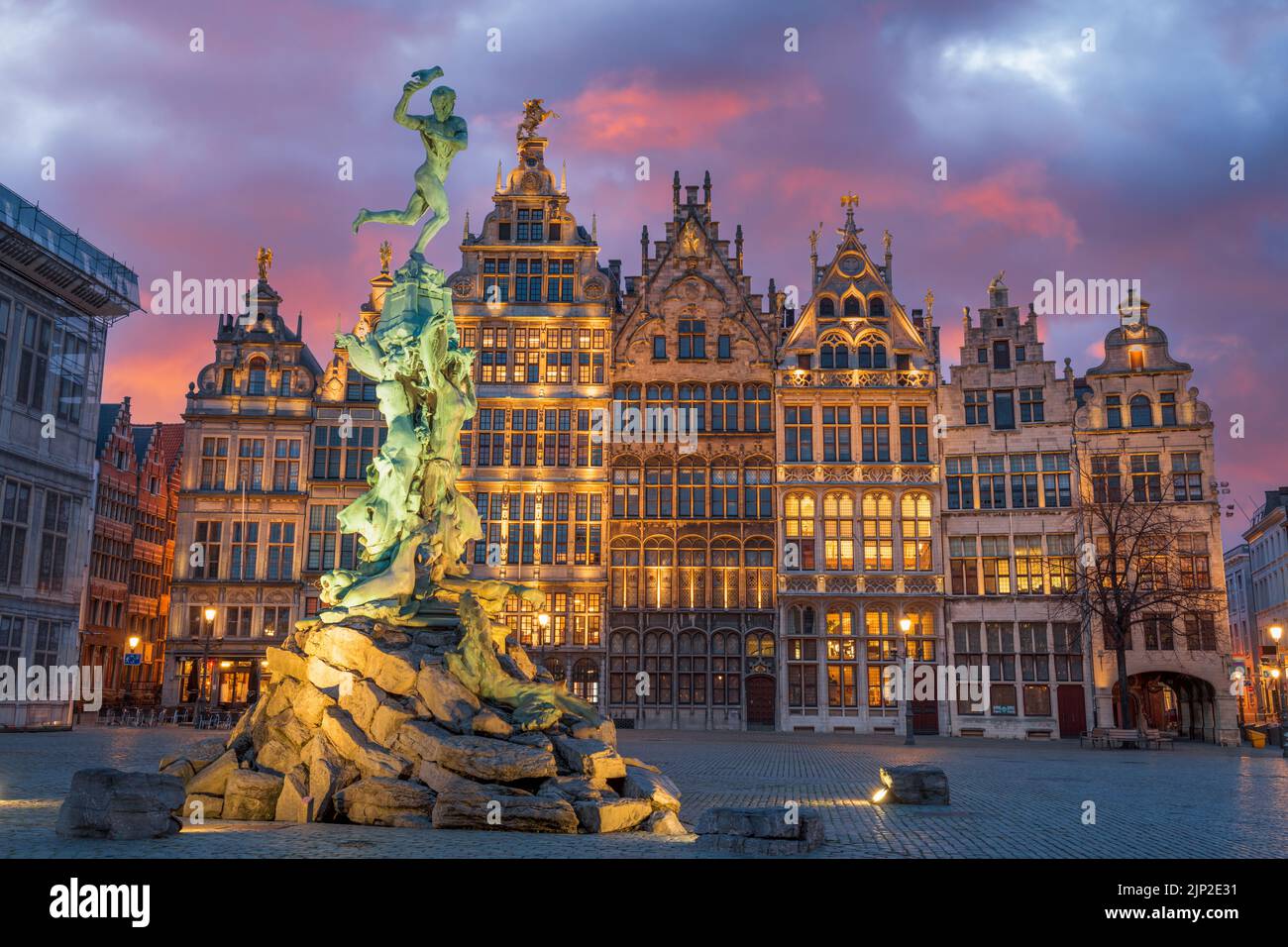 Grote Markt d'Anvers, Belgique au crépuscule. Banque D'Images
