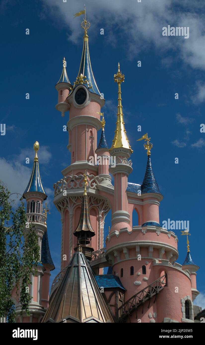Le Château de la Belle au Bois dormant à Disneyland Paris - vue verticale Banque D'Images