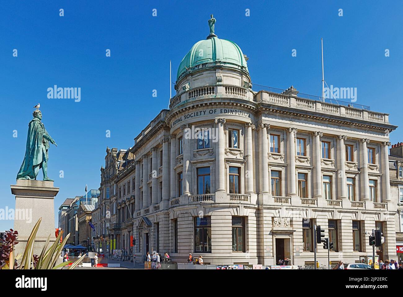 EDINBURGH CITY SCOTLAND LA SOCIÉTÉ ROYALE D'EDIMBOURG CONSTRUIT DANS GEORGE STREET PAR UNE CHAUDE JOURNÉE EN ÉTÉ Banque D'Images
