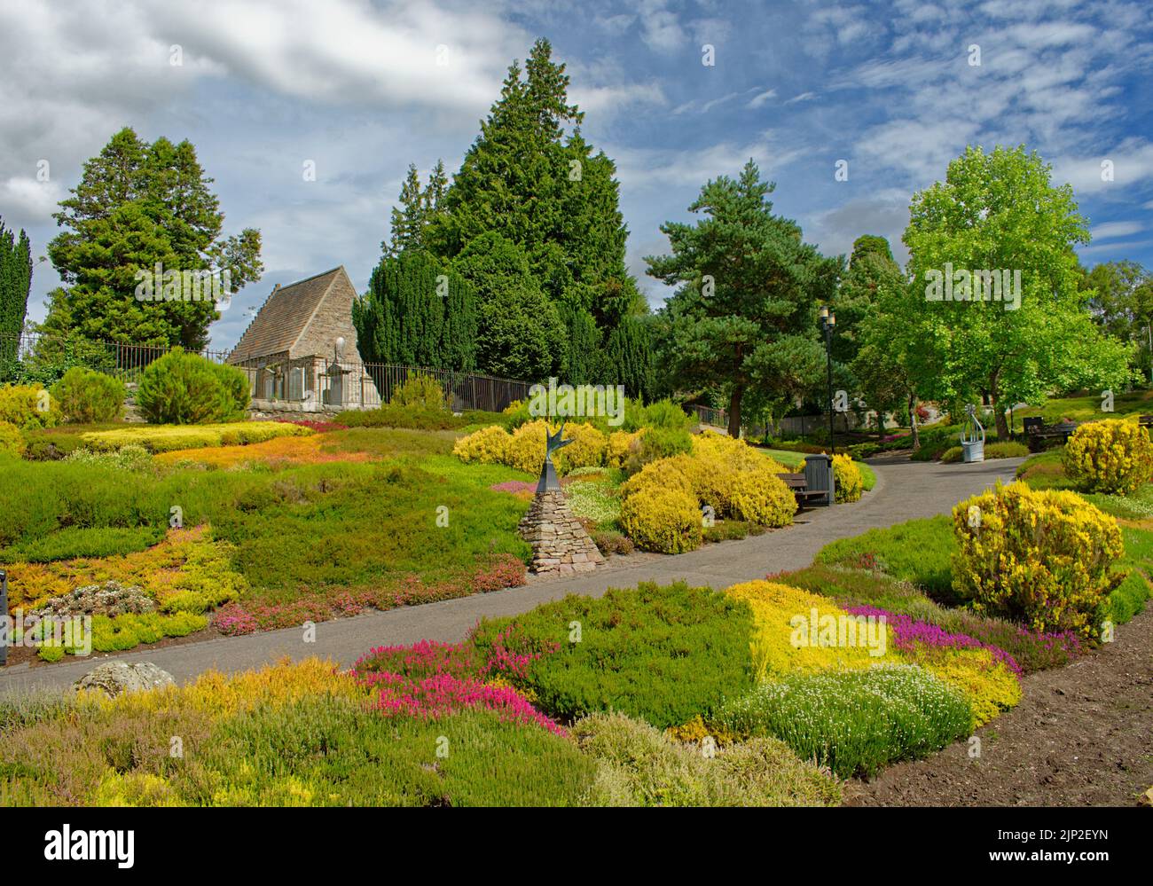 LA VILLE DE PERTH EN ÉCOSSE PASSE PAR LES CUIRS COLORÉS DU RIVERSIDE HEATHER GARDEN Banque D'Images