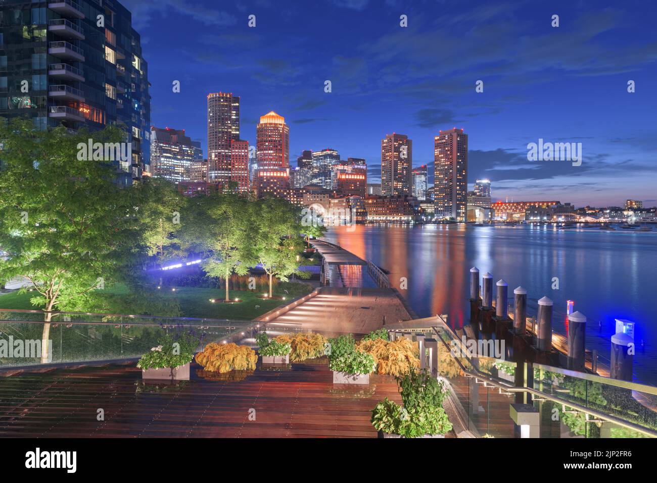 Boston, Massachusetts, États-Unis vue sur la ville et jetée au crépuscule. Banque D'Images