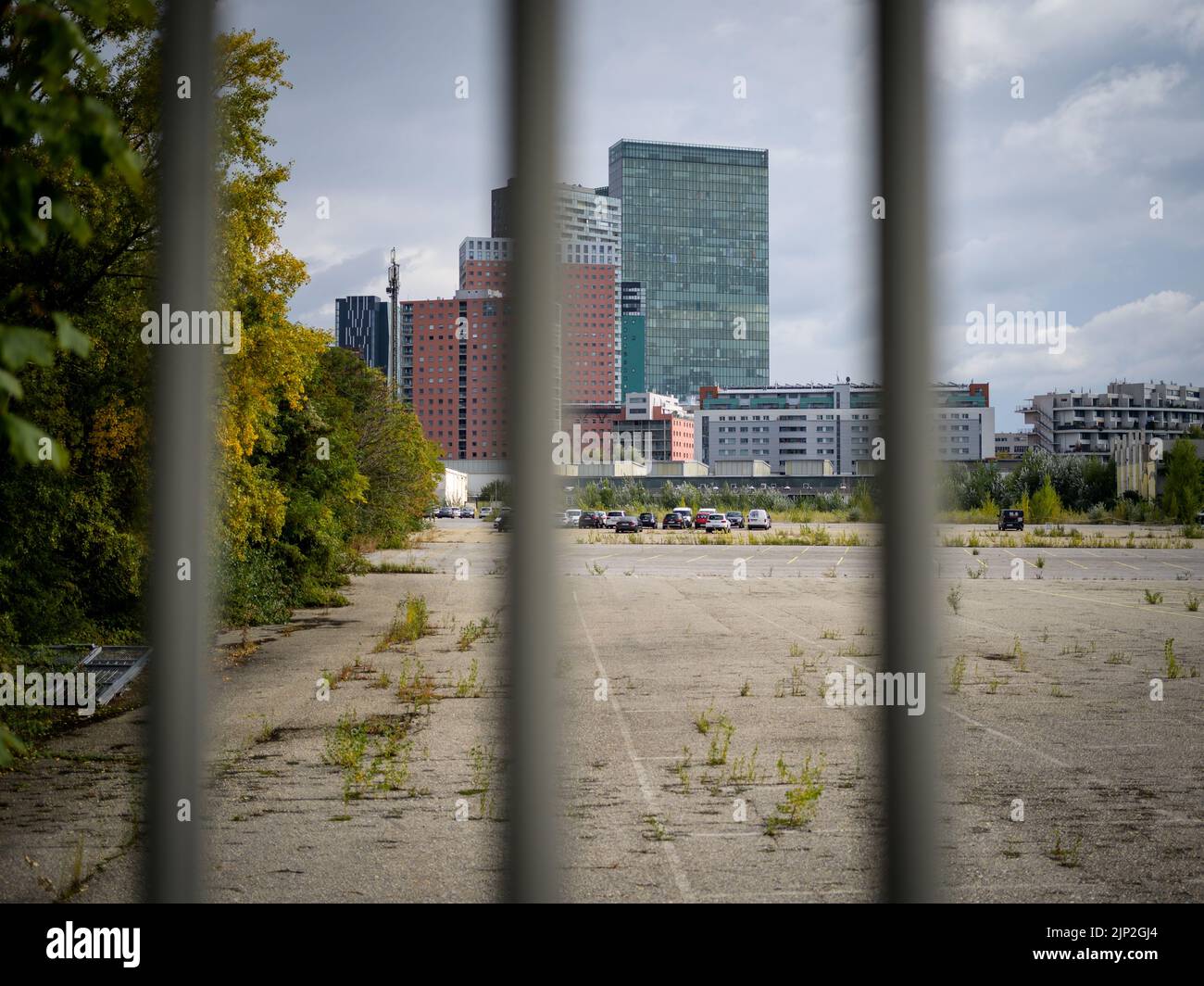 Vienne, Autriche - 12 octobre 2021: Bâtiment moderne sur Wienerberg par une porte Banque D'Images