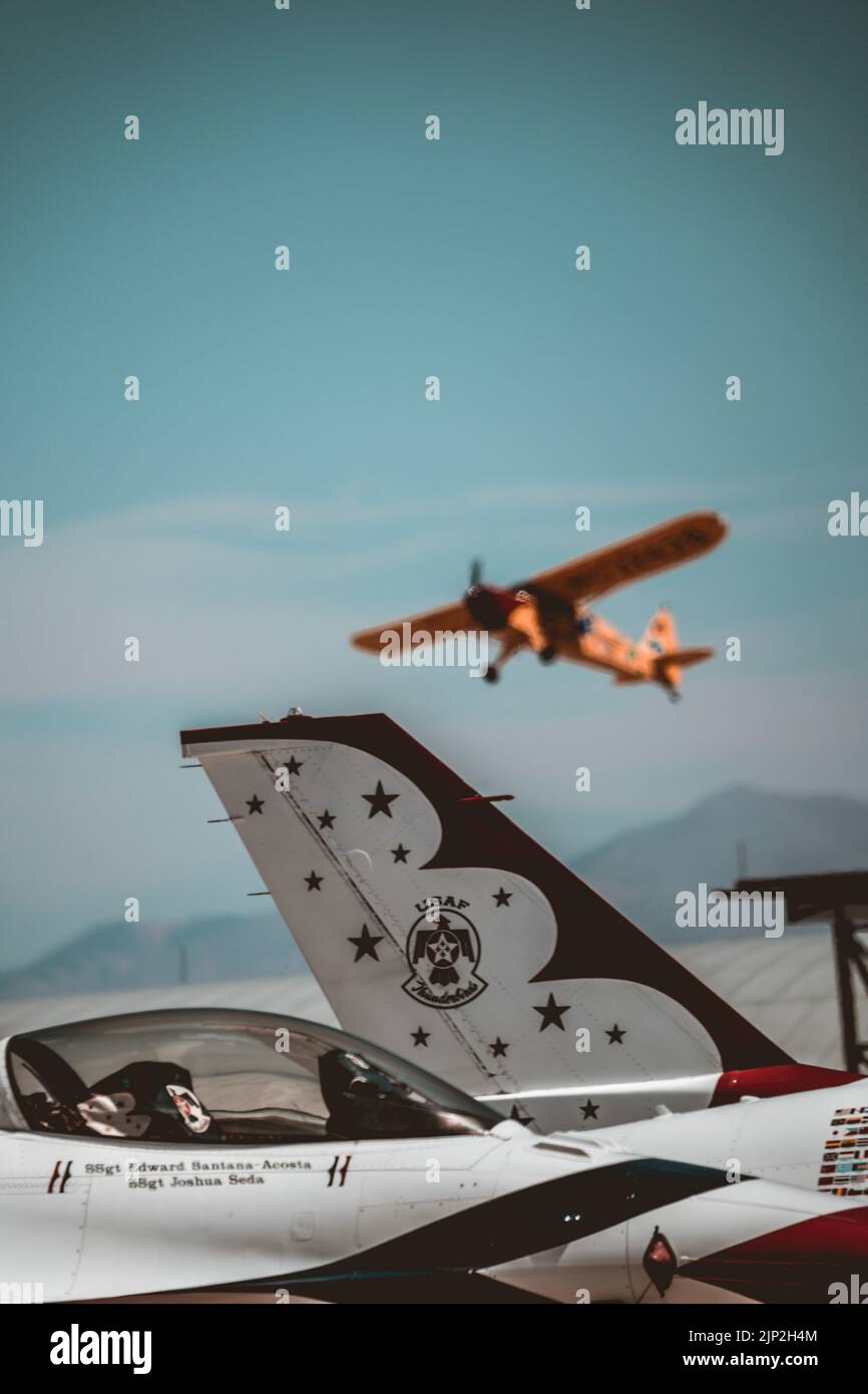 Un tir vertical d'avions de chasse au sol et dans les airs au Holloman AFB Air Show, Alamogordo NM Banque D'Images Un tir vertical d'avions de chasse au sol et dans les airs au Holloman AFB Air Show, Alamogordo NM Banque D'Images