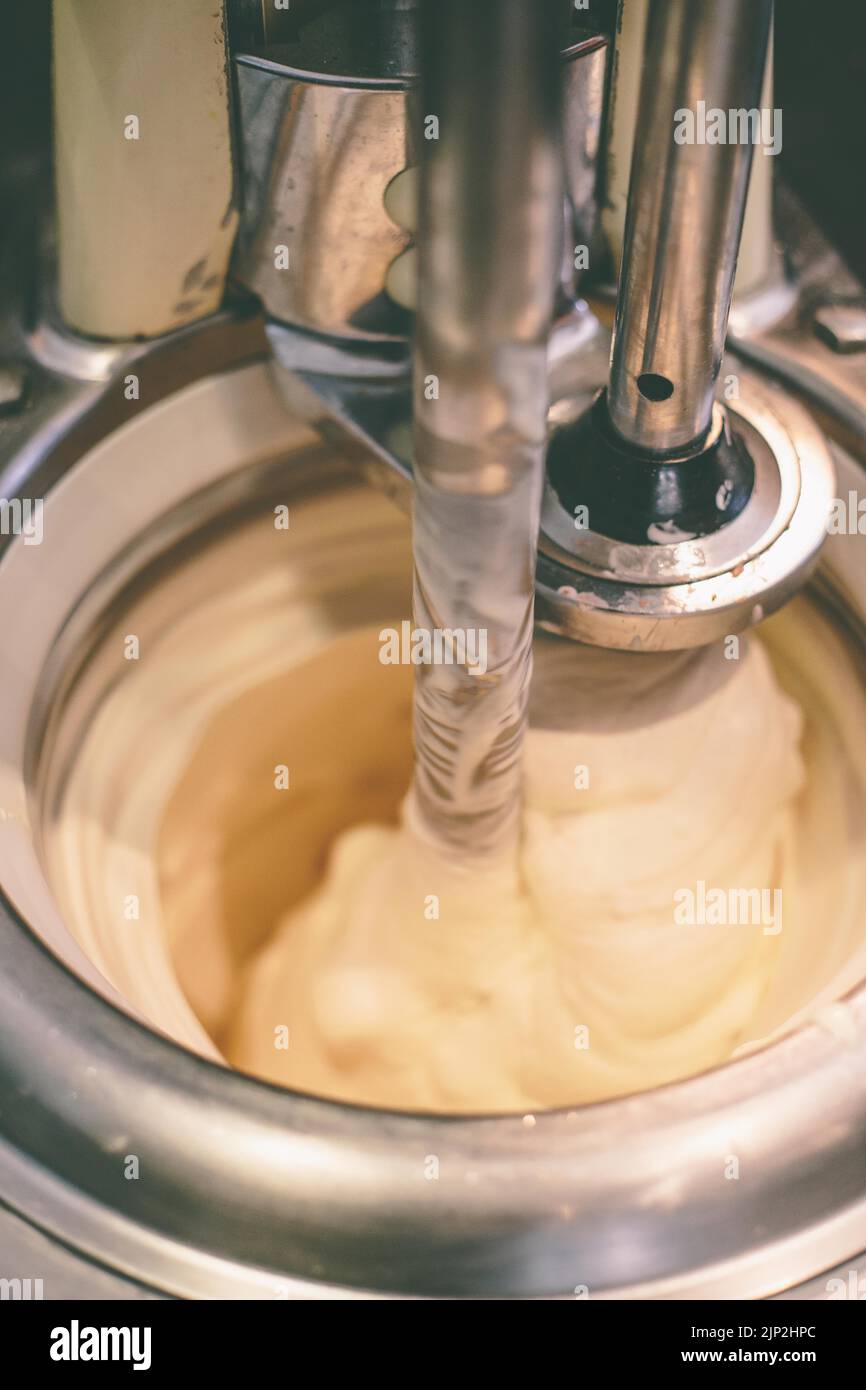 Un gros plan d'un processus de fabrication de glace italienne avec une crème blanche Banque D'Images