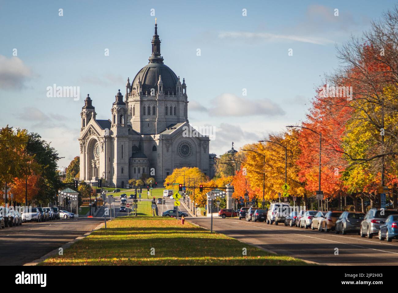 La cathédrale Saint-Paul avec des arbres d'automne en premier plan. Banque D'Images