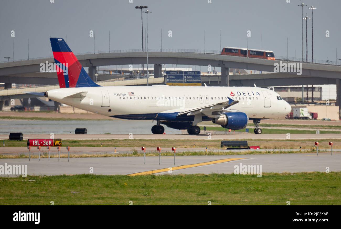 L'avion Delta à l'aéroport international DFW Banque D'Images