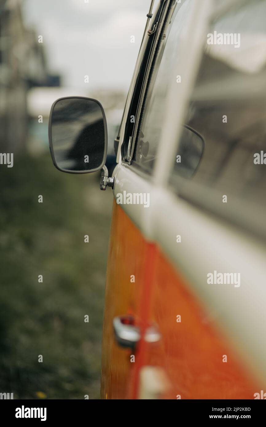 Une photo verticale d'un transporteur Volkswagen orange 2 Banque D'Images