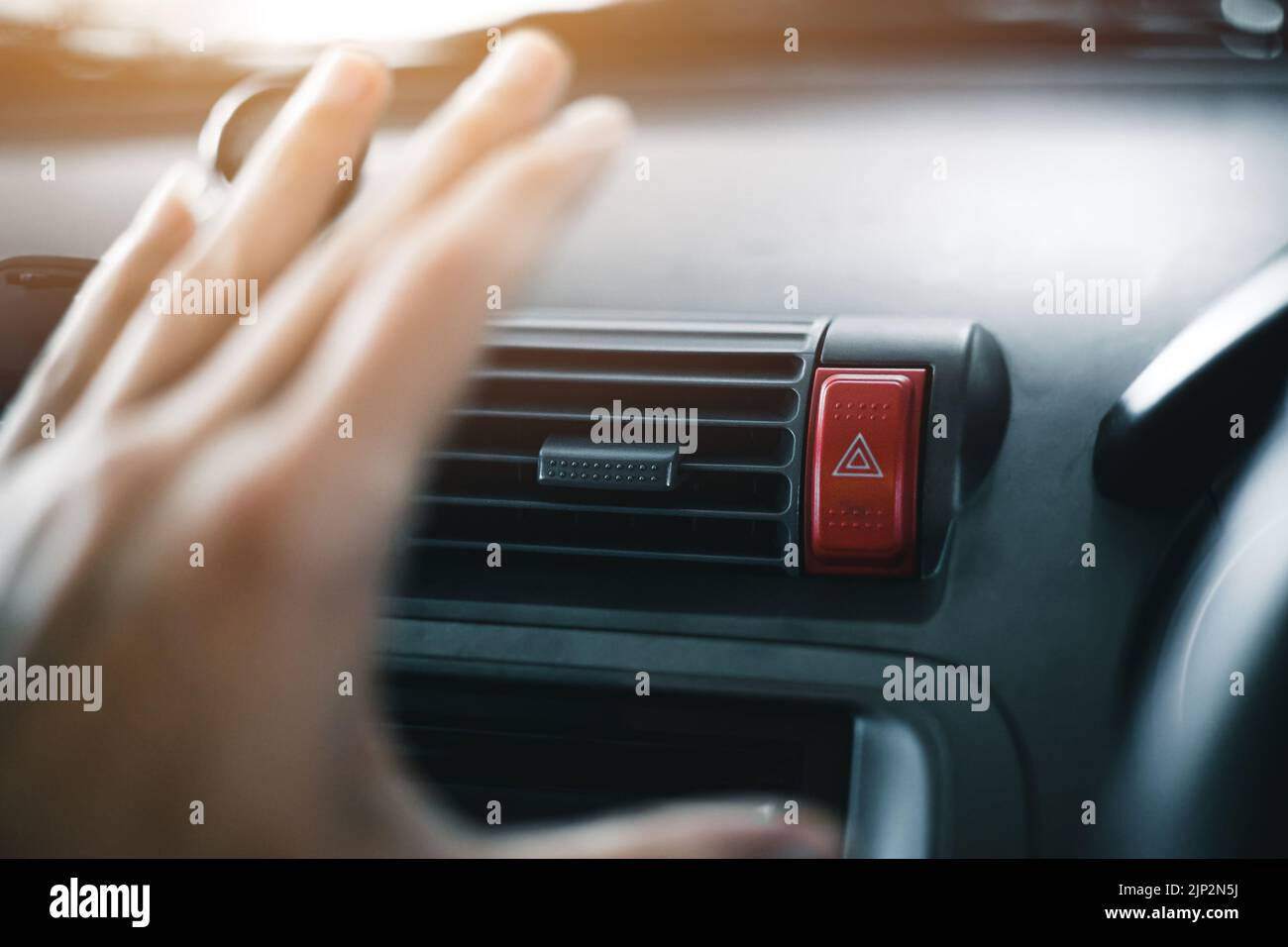 climatiseur de voiture couvercle de main grille d'aération vérifier la température débit d'air refroidissement et nettoyage frais pendant les voyages d'été Banque D'Images