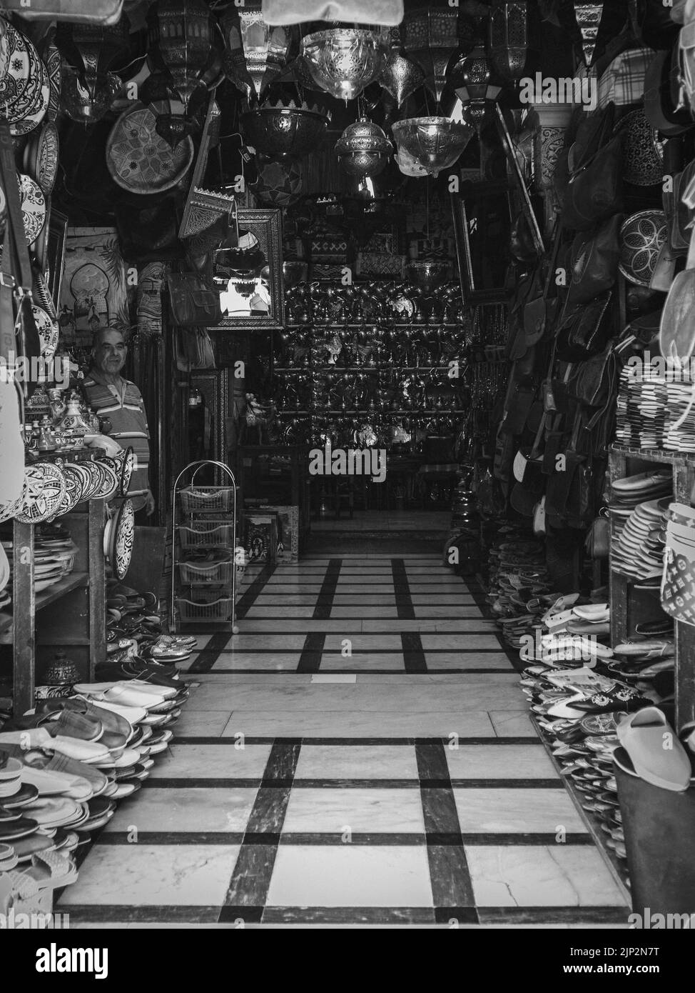 Une photo verticale d'un beau magasin dans l'ancienne médina de Tanger, au Maroc Banque D'Images