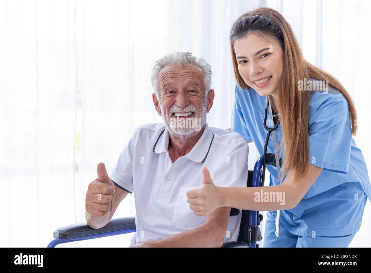 gros plan un homme aîné en bonne santé avec un médecin infirmière à domicile pouces vers le haut sourire heureux Banque D'Images