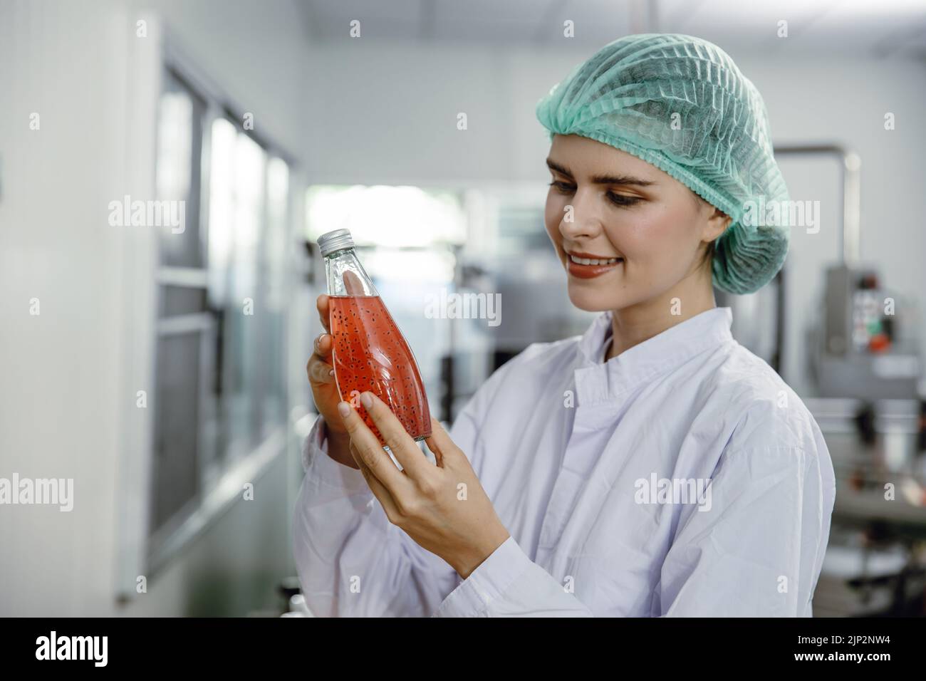 Les inspecteurs du contrôle de la qualité et de la sécurité alimentaire testent et vérifient les normes de contamination des produits dans la chaîne de production de l'usine d'aliments et de boissons avec des soins d'hygiène. Banque D'Images