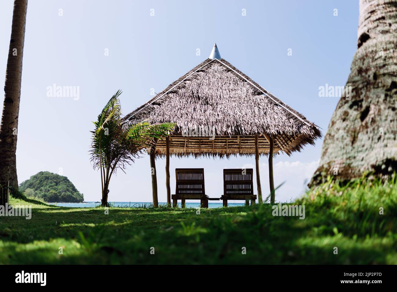 Deux beaux salons de plage sous une cabane nipa sur la plage de Romblon aux Philippines Banque D'Images