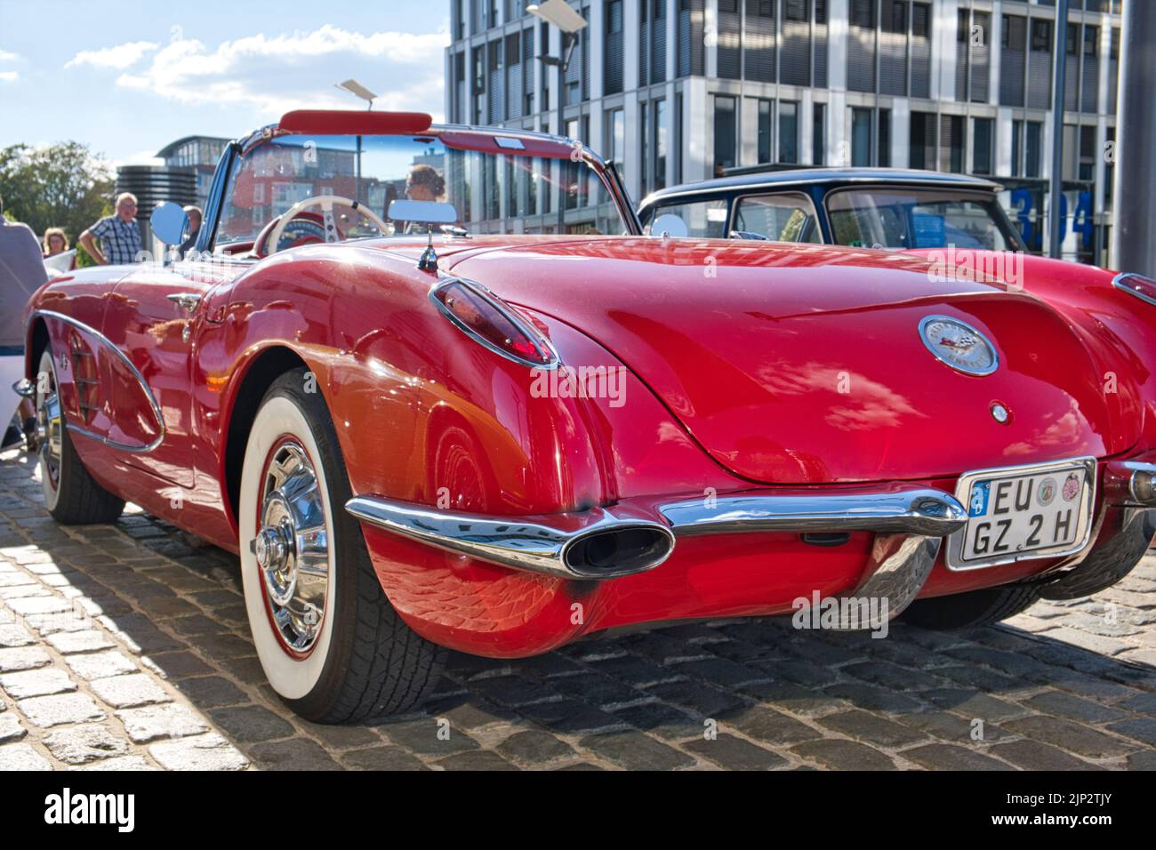 corvette chevrolet rouge cabriolet classic c1 des années 60 au salon de la voiture classique de cologne, vue arrière en diagonale Banque D'Images