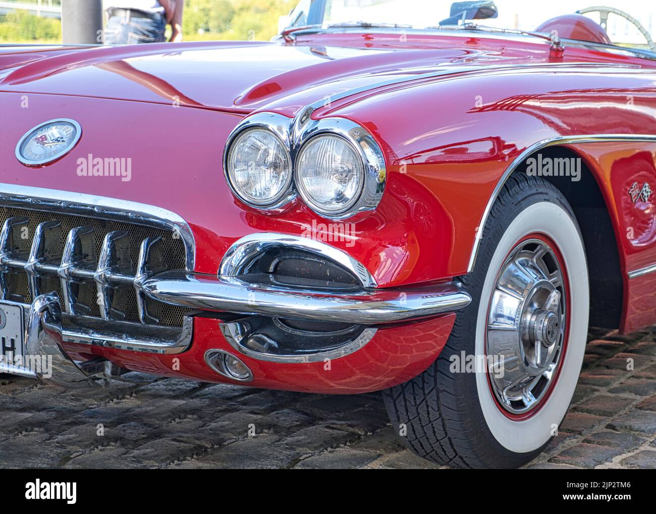 corvette chevrolet rouge convertible classique c1 des années 60 au spectacle oldtimer à cologne, vue rapprochée avant oblique Banque D'Images