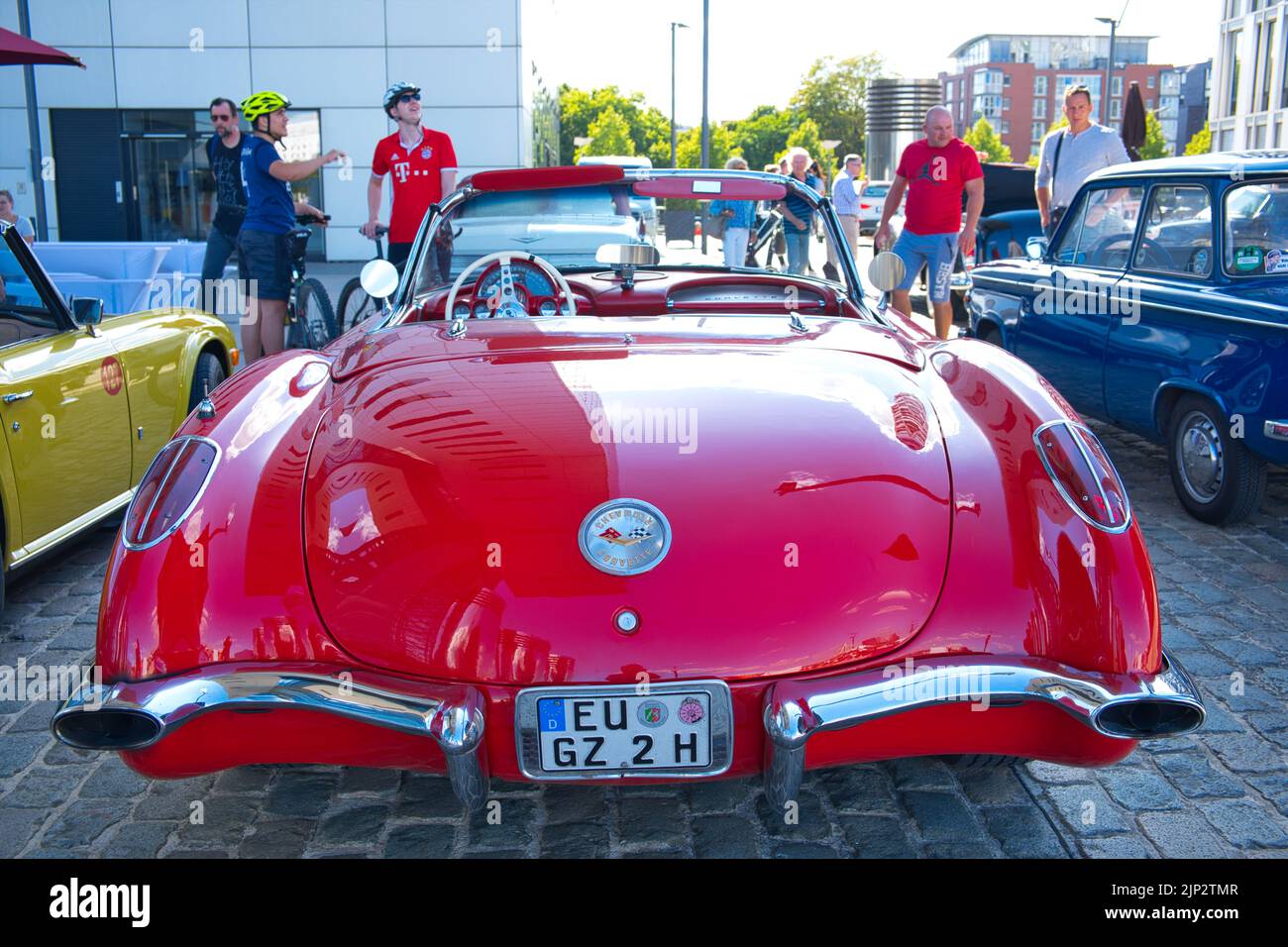 red chevrolet corvette convertible classic c1 des années 60 au salon de l'automobile classique de cologne, depuis l'arrière Banque D'Images