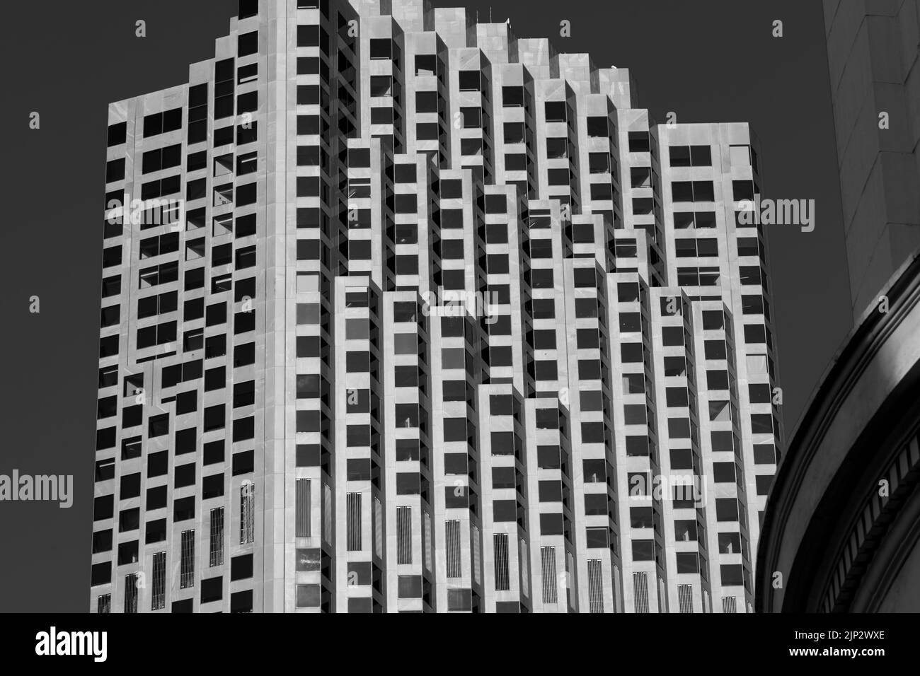 555 California St, San Francisco, montrant les lignes architecturales de ce bâtiment emblématique abritant le centre de la banque de l'Amérique. Banque D'Images