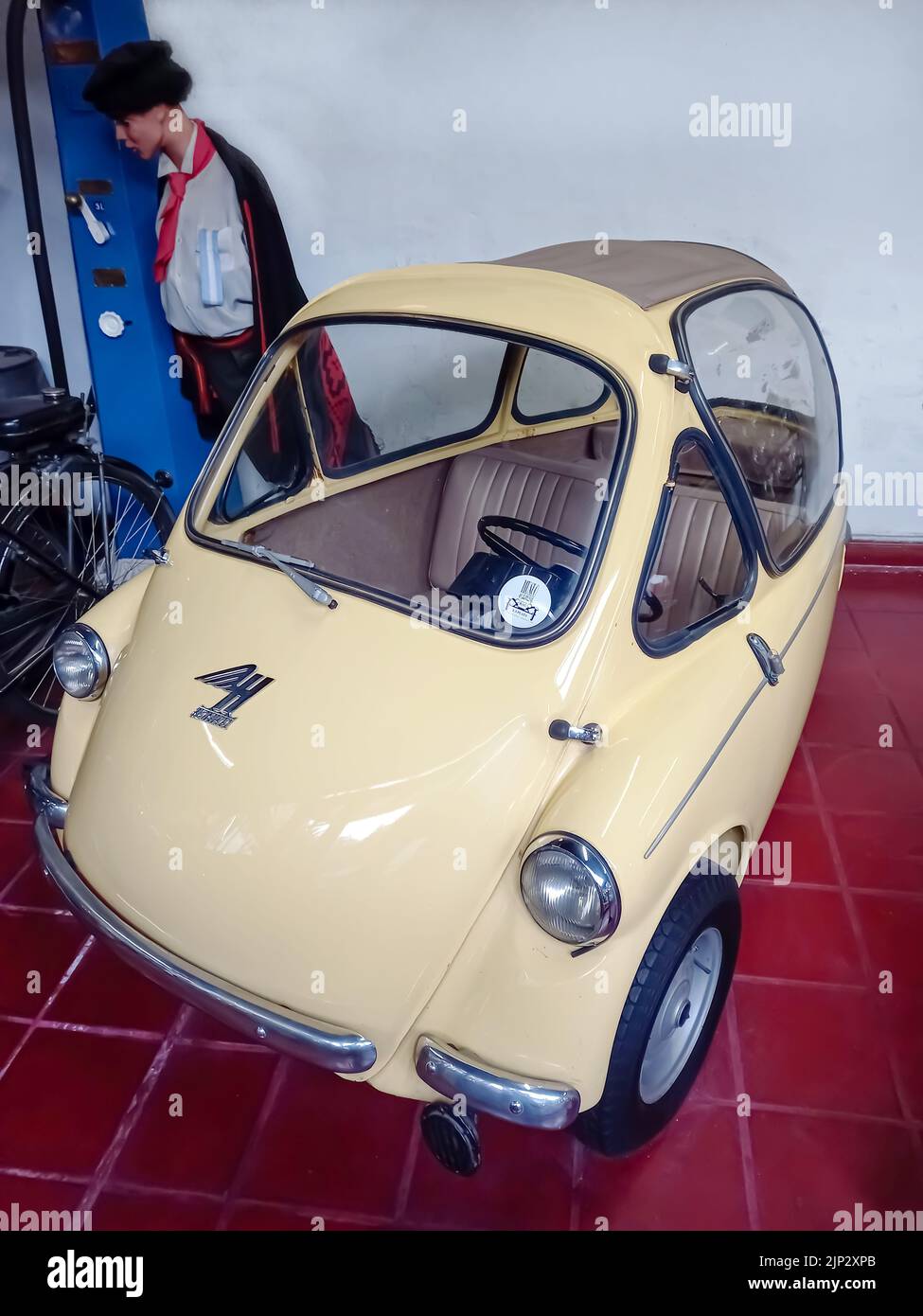 Old Classic crème Economy Heinkel Kabine 1960 coupé une porte trois roues micro-voiture allemande. Musée de l'automobile. Collection RAU. Banque D'Images
