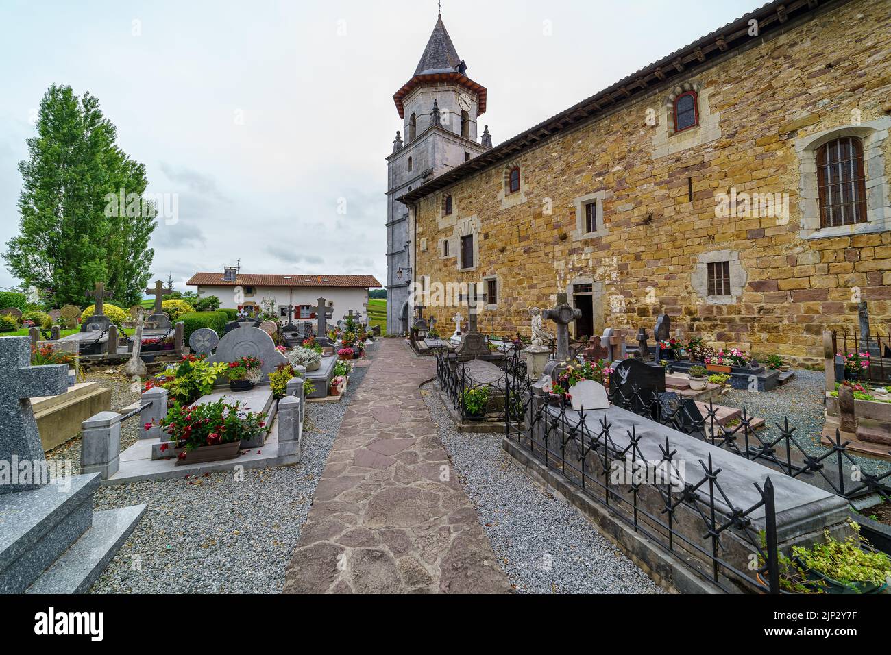 Cimetière dans l'ancienne église médiévale du pays Basque en France Banque D'Images