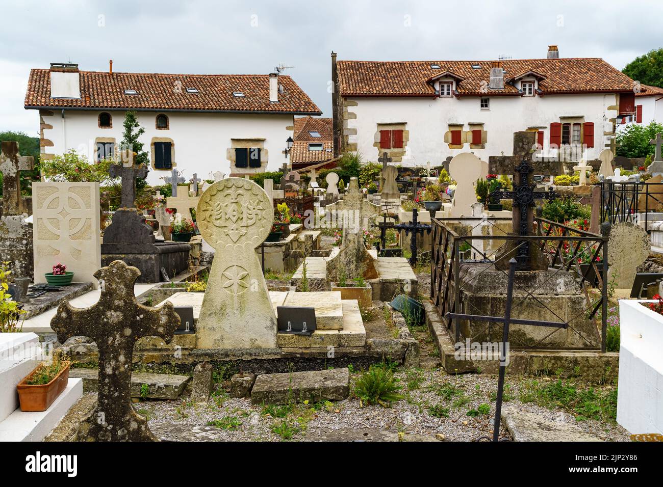 Cimetière dans l'ancienne église médiévale du pays Basque en France Banque D'Images
