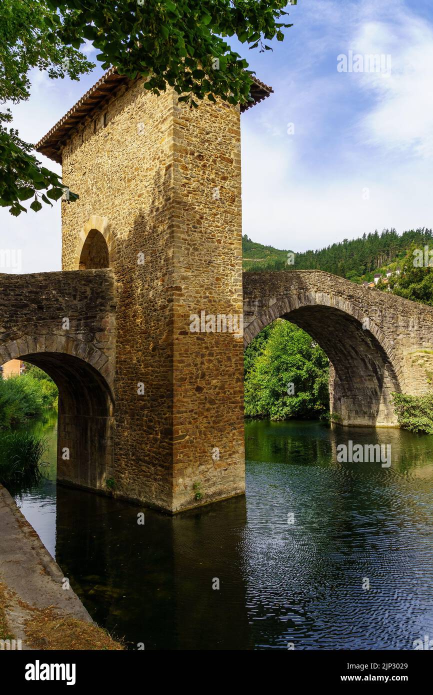 Église romaine et pont sur la rivière à Balmaseda pays basque Espagne. Europe. Banque D'Images