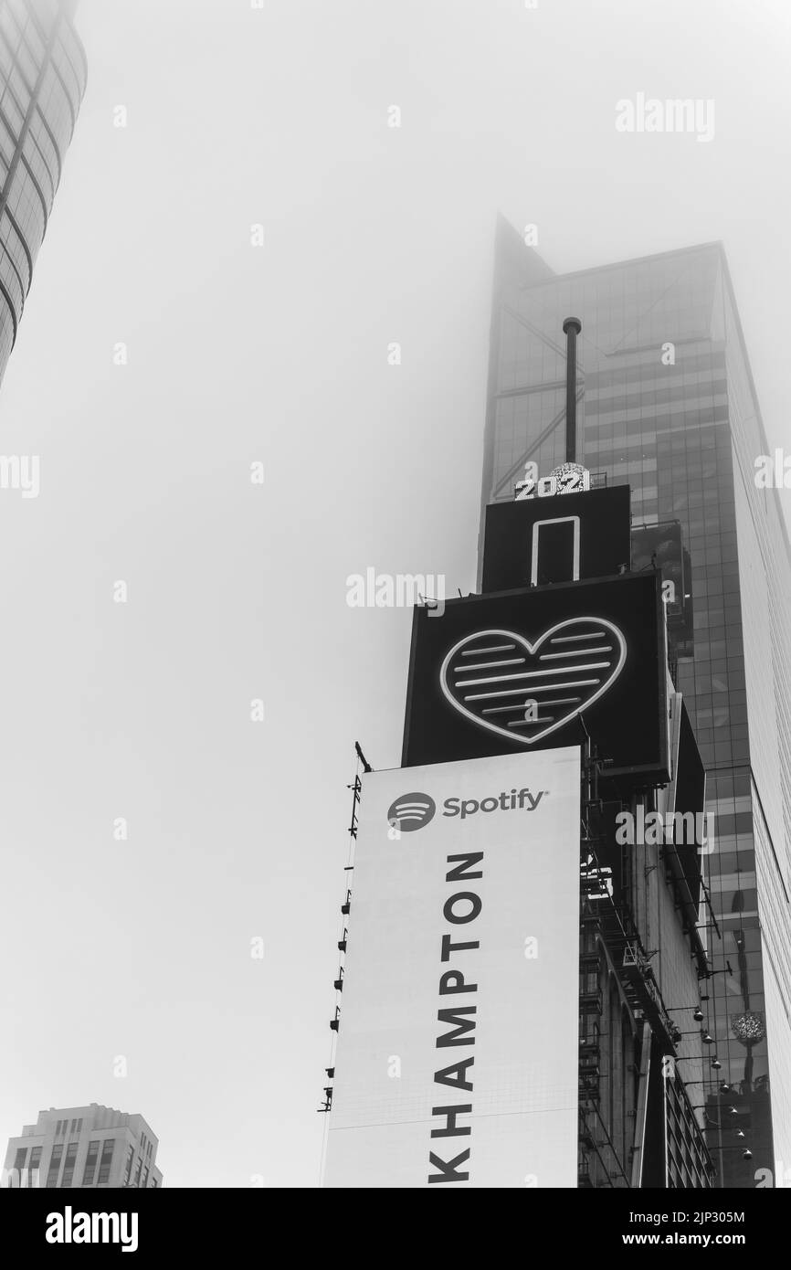 Une photo monochrome à faible angle de Times Square dans la journée avec du brouillard Banque D'Images