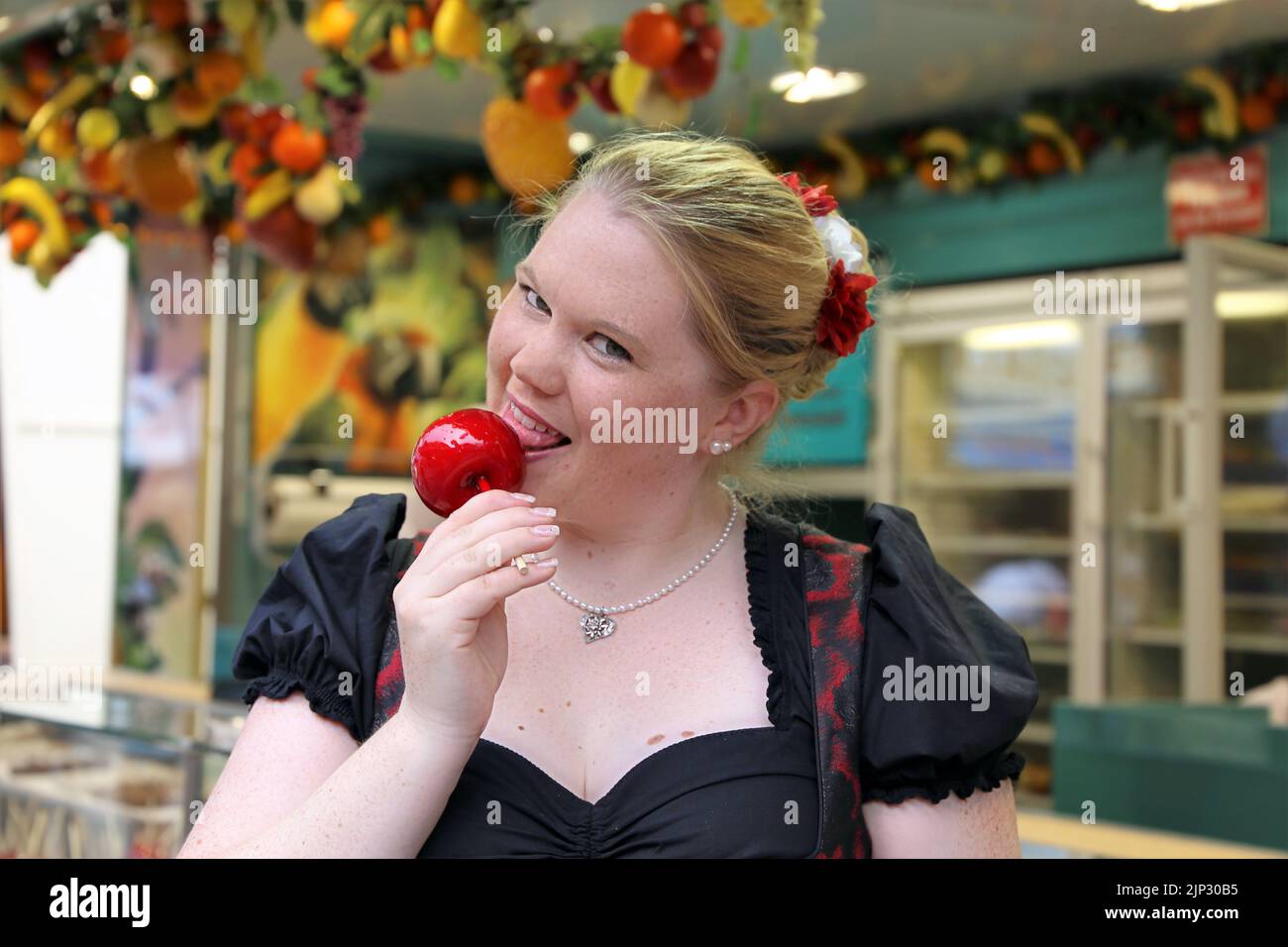 Femme avec costume traditionnel allemand à une foire (allemande) (modèle disponible) Banque D'Images