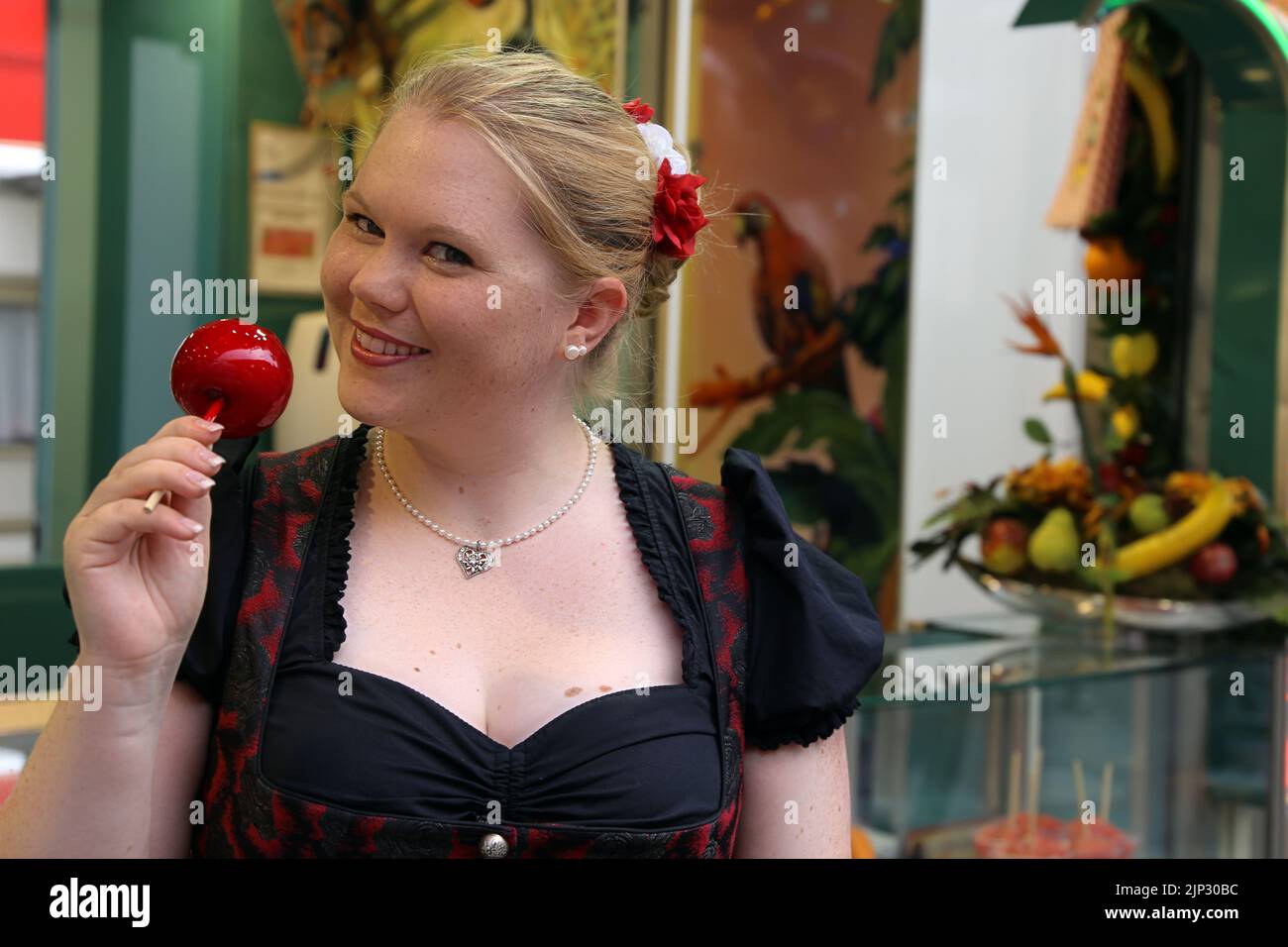 Femme avec costume traditionnel allemand à une foire (allemande) (modèle disponible) Banque D'Images