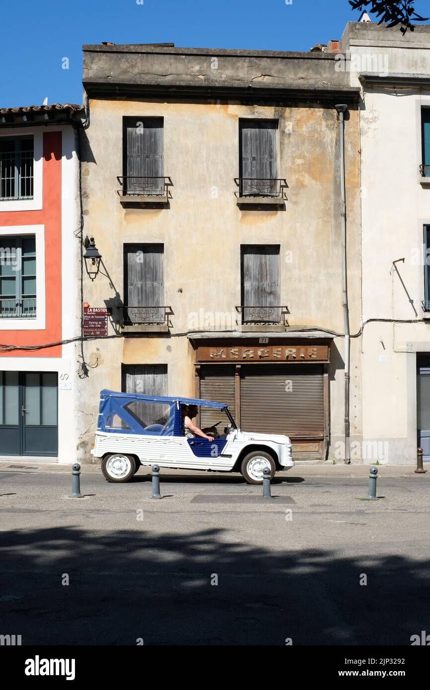 Une mercerie fermée (magasin de mercerie) sur la rue Barbacane à Carcassonne en France. Banque D'Images