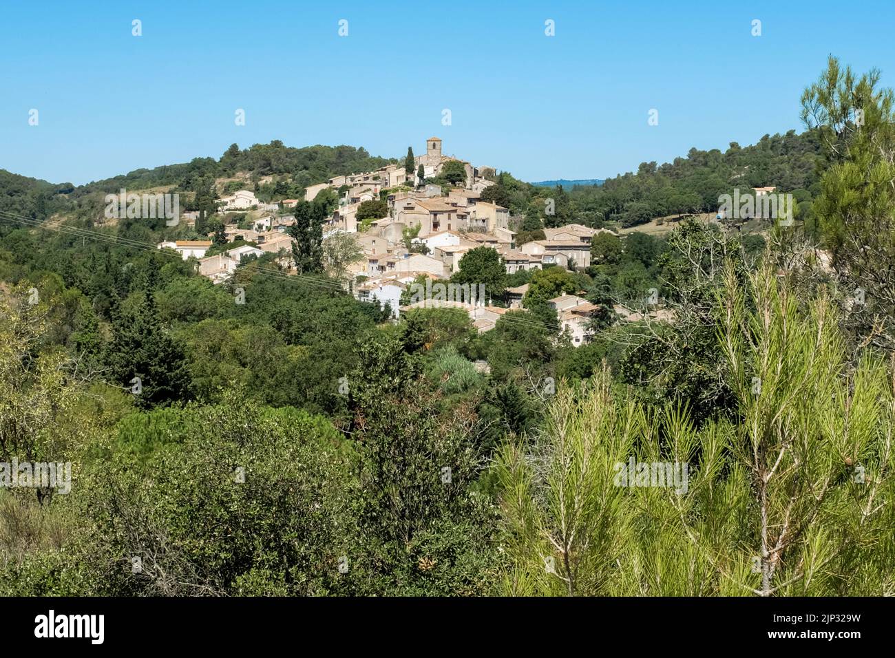 Vue sur le village d'Aragon près de Carcassonne dans le sud de la France. Banque D'Images