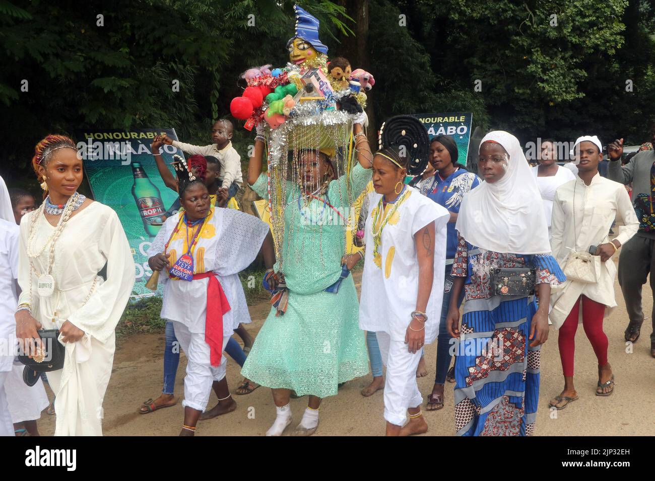 Adorateurs au festival Osun-Osogbo, à Osogbo, la capitale de l'État d'Osun sud-ouest du Nigeria. Osun-Osogbo festival présente une occasion pour les indigenes d'Osogbo, les touristes et autres amateurs de plaisir de converger en ville pour la célébration annuelle de la déité féminine Yoruba que l'on croit apporter la chance et la fertilité pour les dévotés. Le festival a gagné une reconnaissance mondiale. Nigéria. Banque D'Images