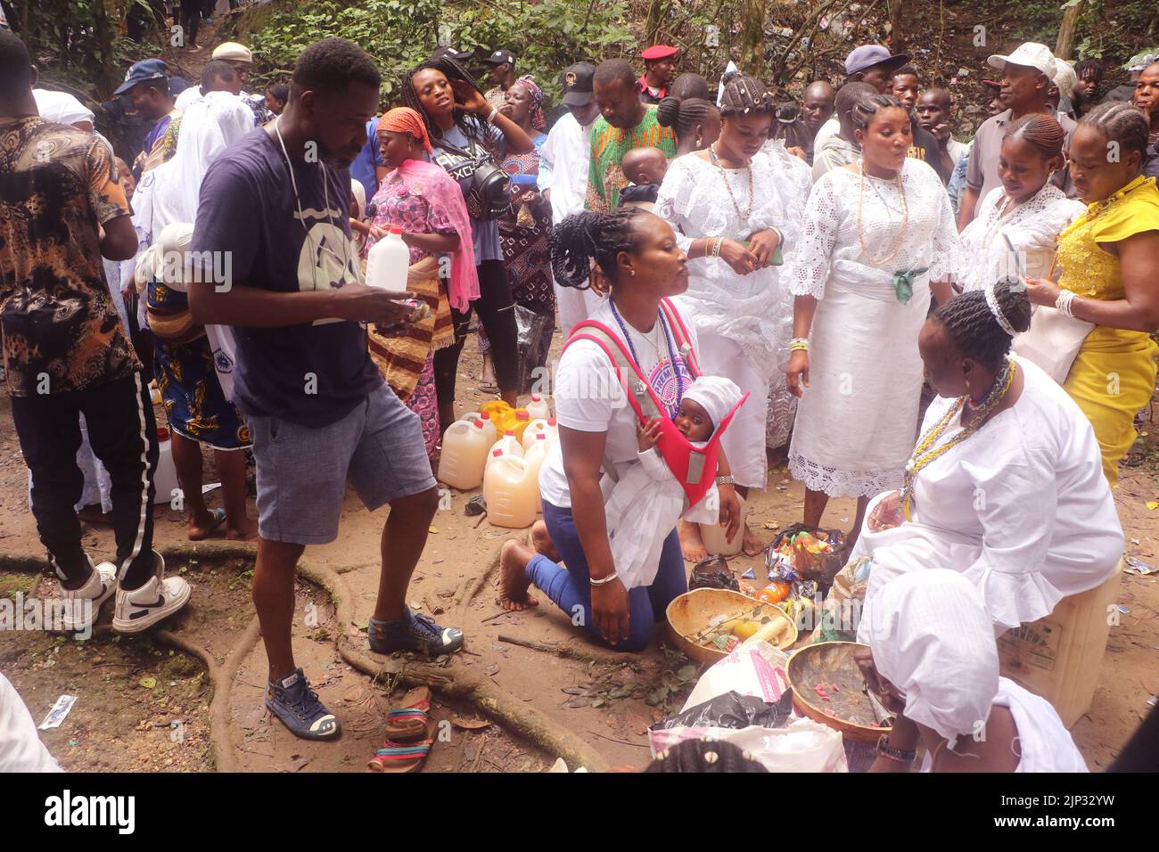 Adorateurs au festival Osun-Osogbo, à Osogbo, la capitale de l'État d'Osun sud-ouest du Nigeria. Osun-Osogbo festival présente une occasion pour les indigenes d'Osogbo, les touristes et autres amateurs de plaisir de converger en ville pour la célébration annuelle de la déité féminine Yoruba que l'on croit apporter la chance et la fertilité pour les dévotés. Le festival a gagné une reconnaissance mondiale. Nigéria. Banque D'Images