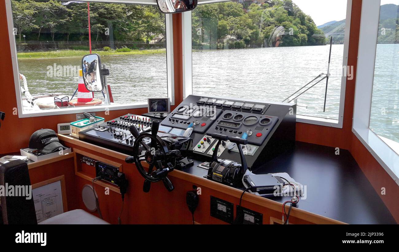 La salle de contrôle d'un bateau de croisière dans la gorge d'Ena (Ena-kyo) , préfecture de Gifu, Japon Banque D'Images
